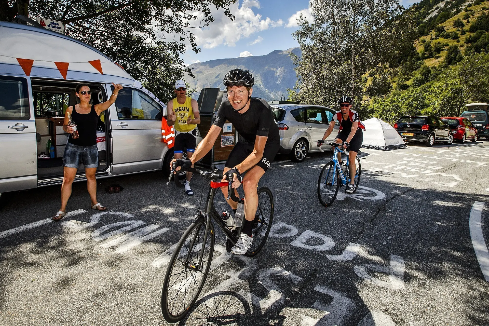 Oud-minister Sander Dekker zwaargewond na val van racefiets, vrouw (42) opgepakt voor poging doodslag