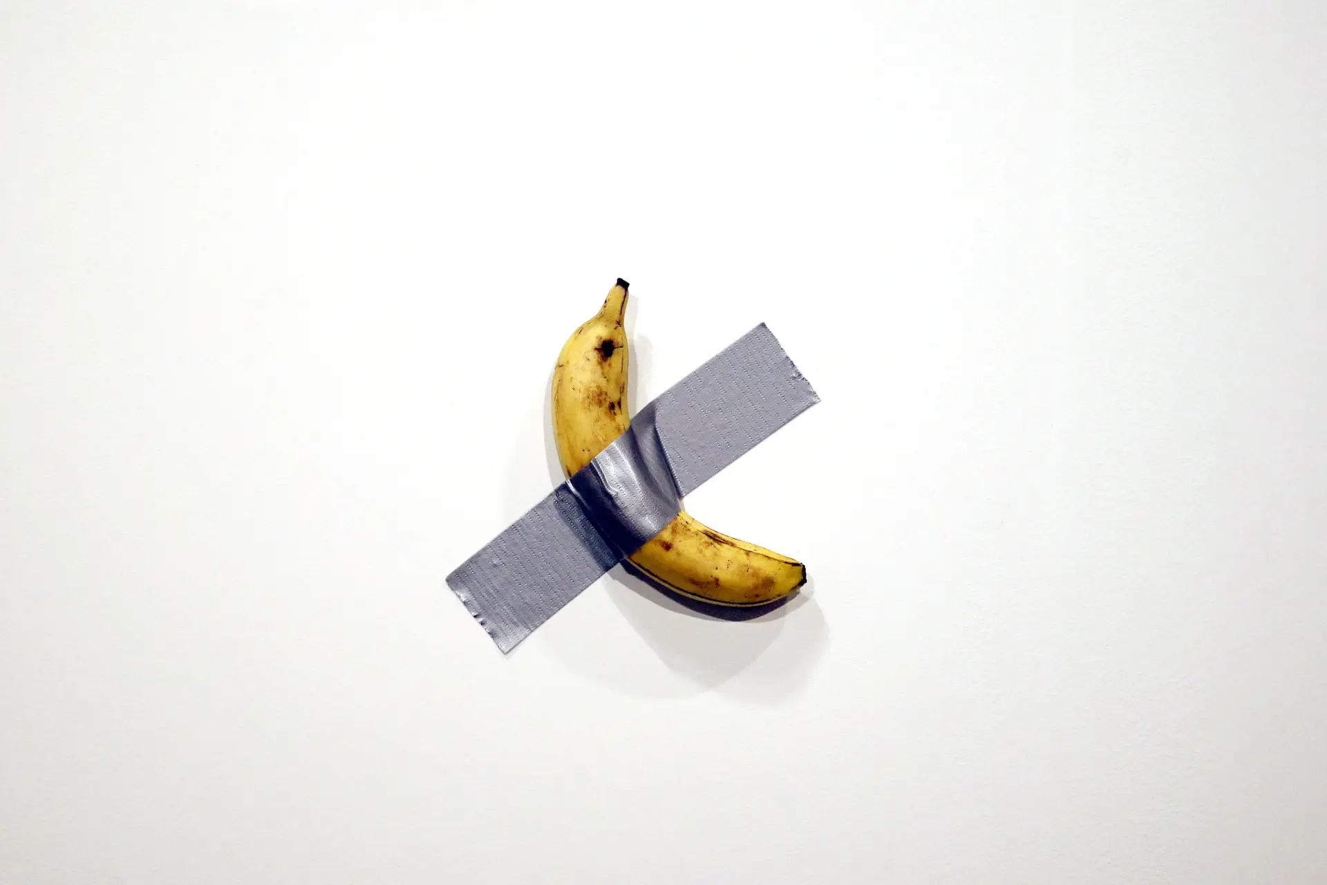 Koreaan trekt banaan van museummuur en verorbert het kromme kunstwerk met smaak