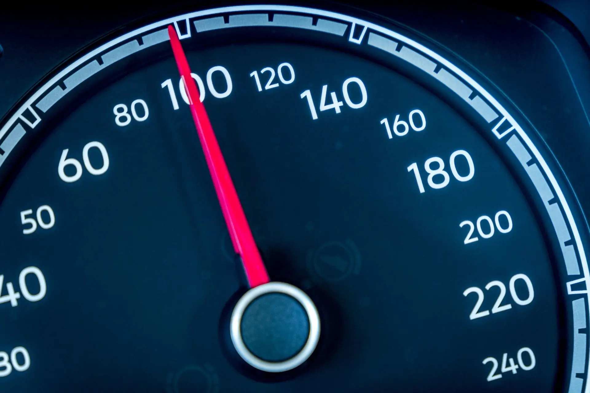 Waarom toont je teller zoveel hogere snelheden dan mogelijk is met je auto?
