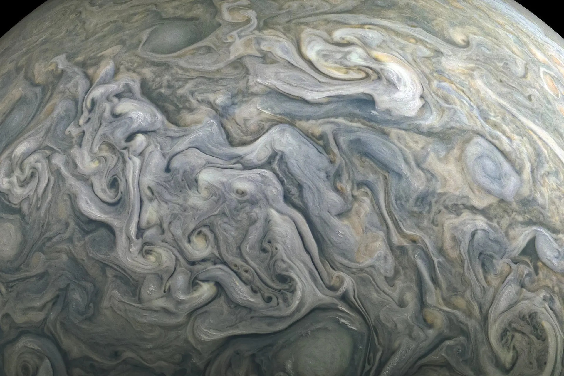 Nieuwe beelden van Jupiter: rode storm tot 500 kilometer diep
