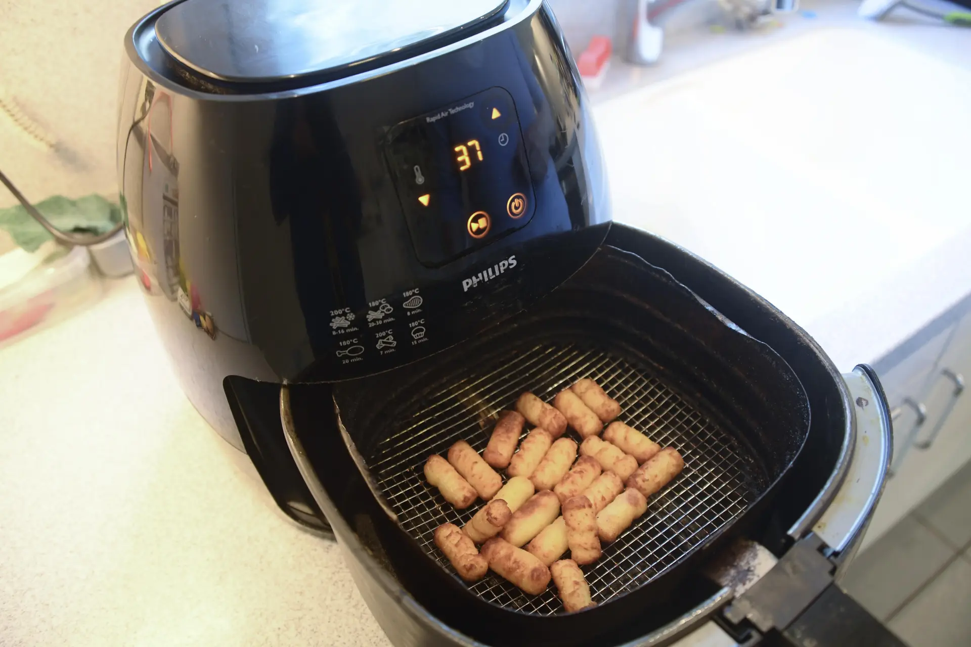 Hoe maak je een hele vieze airfryer weer blinkend schoon?