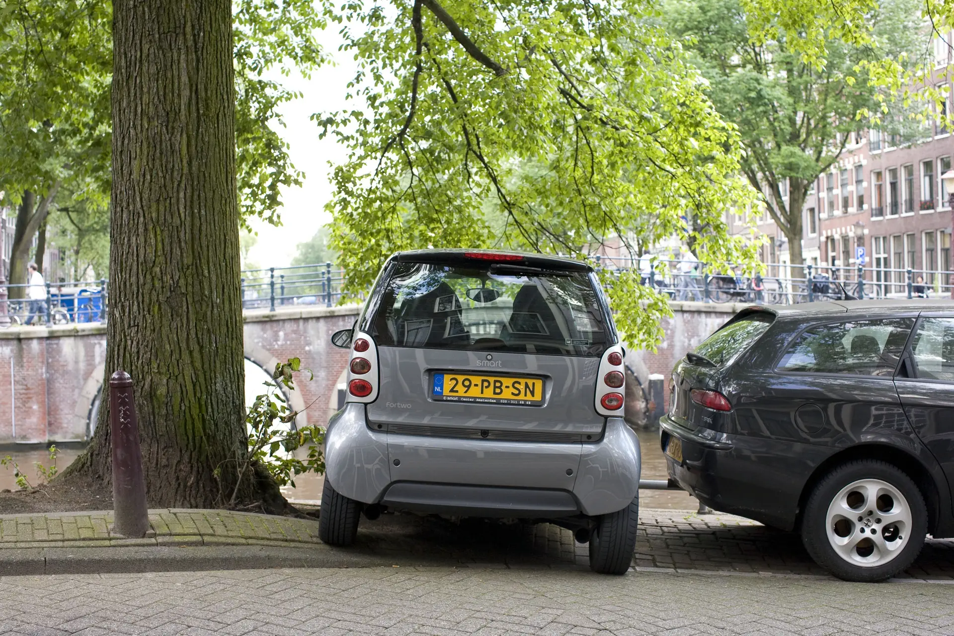 Door deze 7 fouten tijdens het rijden help je je auto om zeep