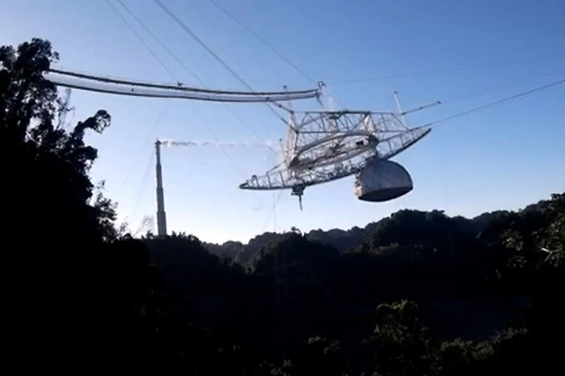 Spectaculaire dronebeelden van instorting een na grootste telescoop ter wereld