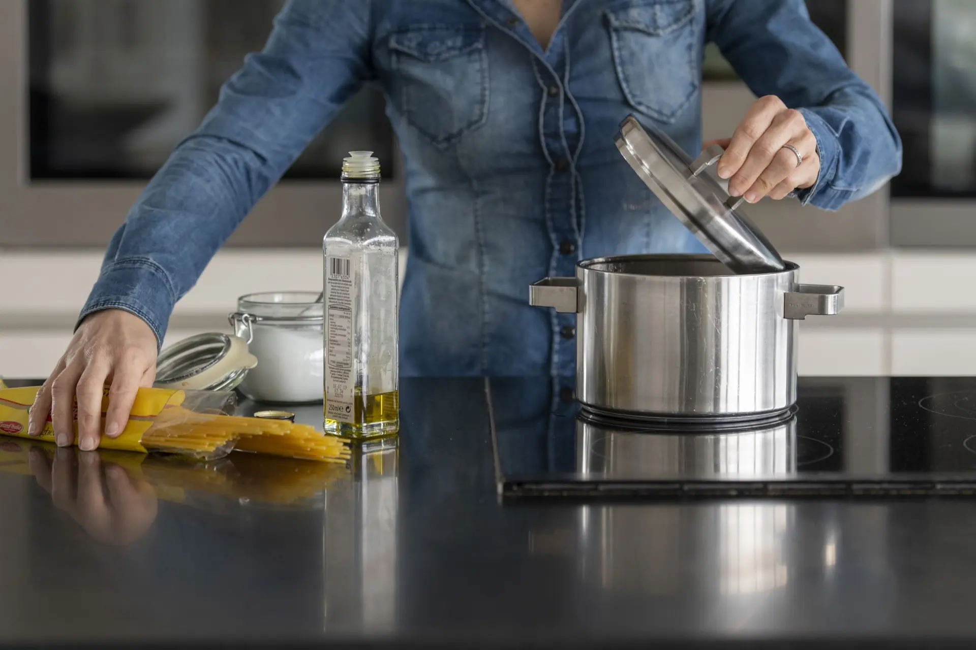 Moet je nu wel of geen olie en zout aan de kokende pasta toevoegen?