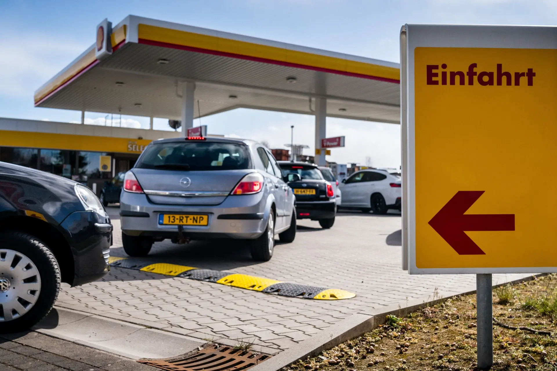 Zoveel goedkoper is tanken over de grens (plus tips om zuiniger te rijden)