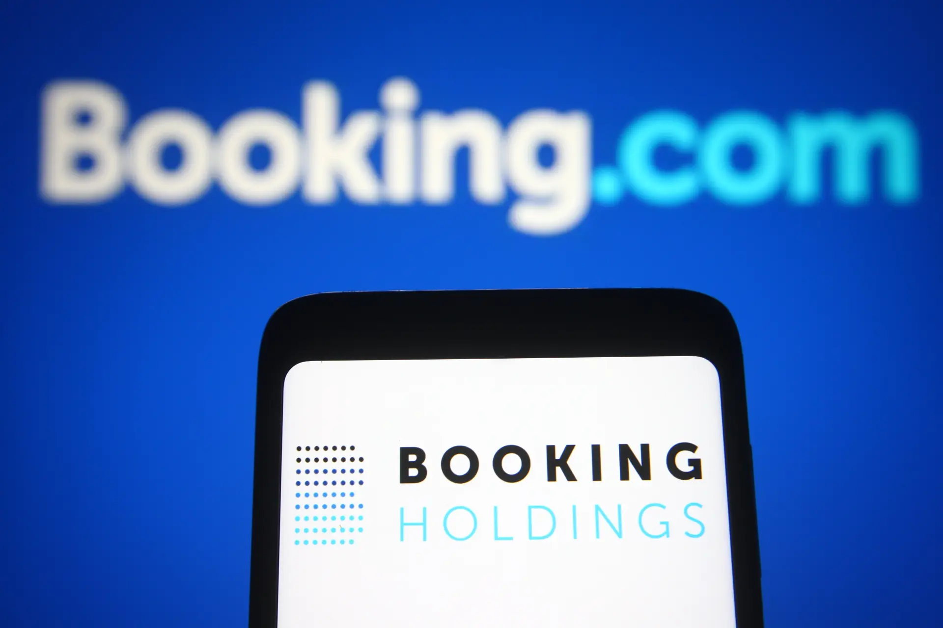 Booking gaf top 28 miljoen bonussen, ondanks 100 miljoen coronasteun