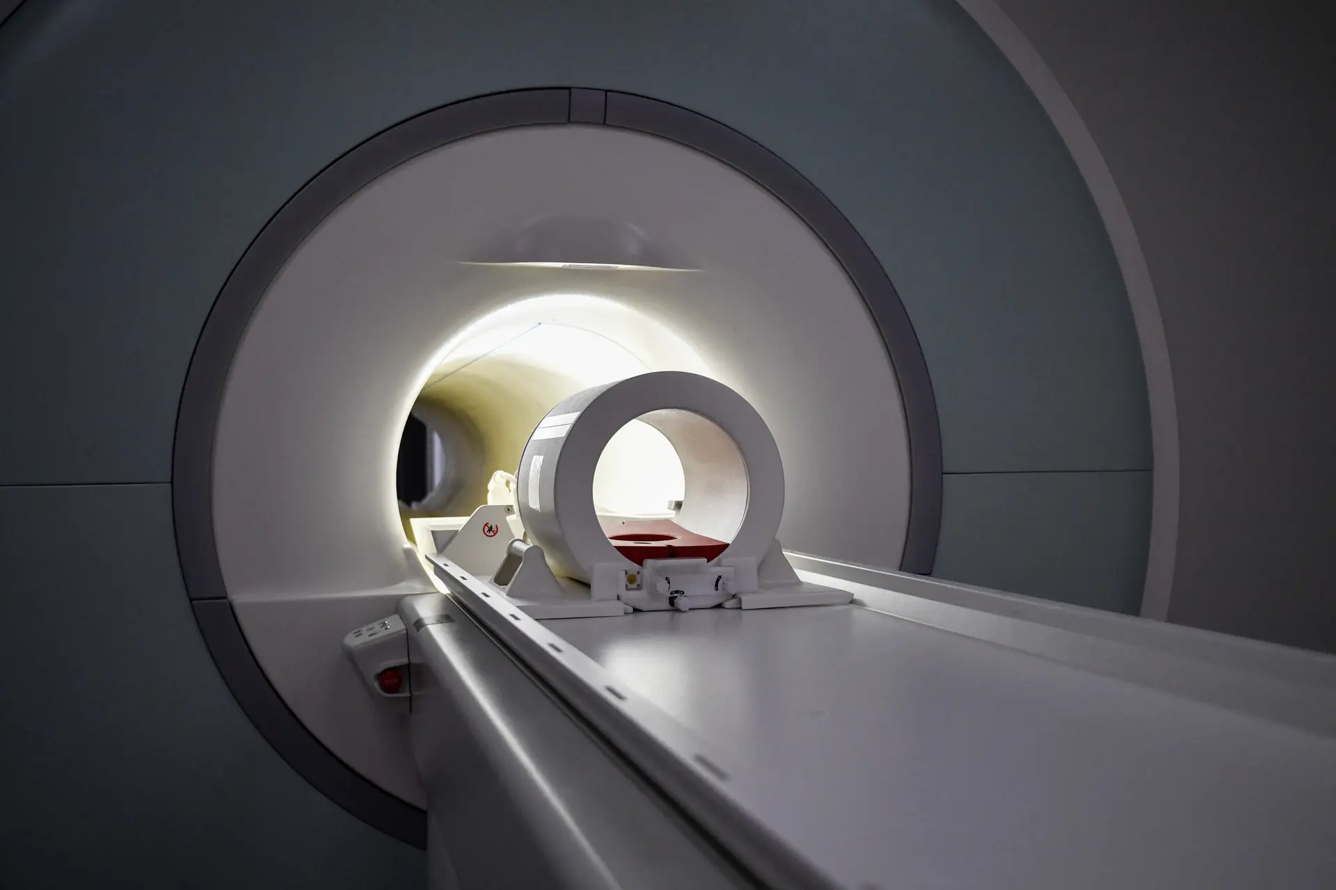 Man ligt in MRI-scan en schiet per ongeluk zichzelf dood