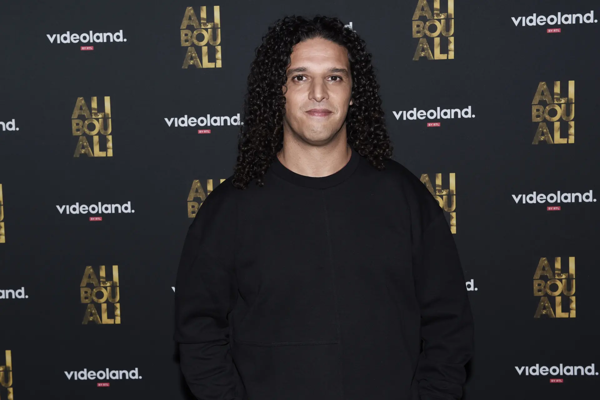 Raadselachtige beelden: Ali B staat in z'n zwembroek in Almere en preekt over positiviteit