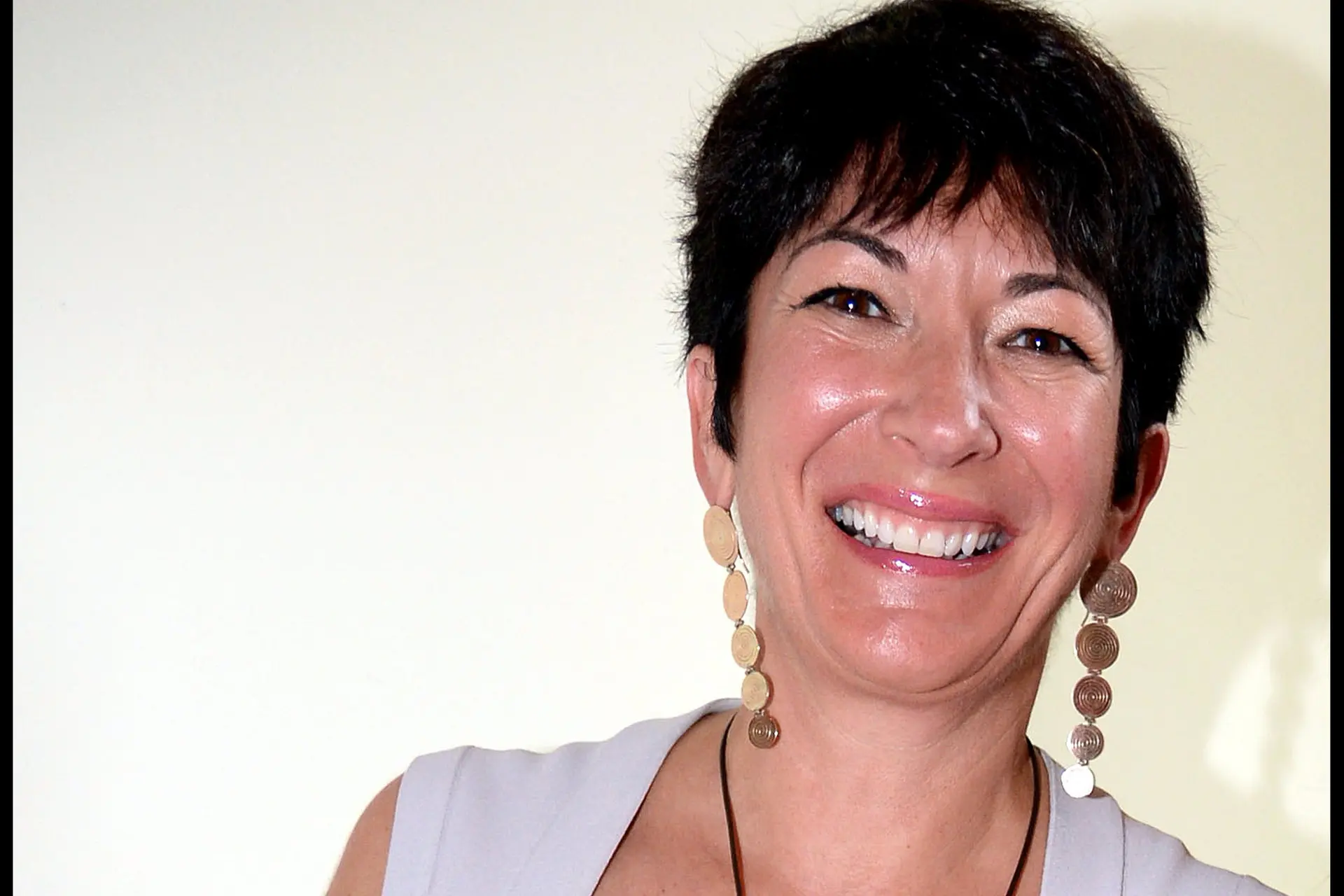 ’Ghislaine Maxwell stinkt omdat ze niet durft te douchen'