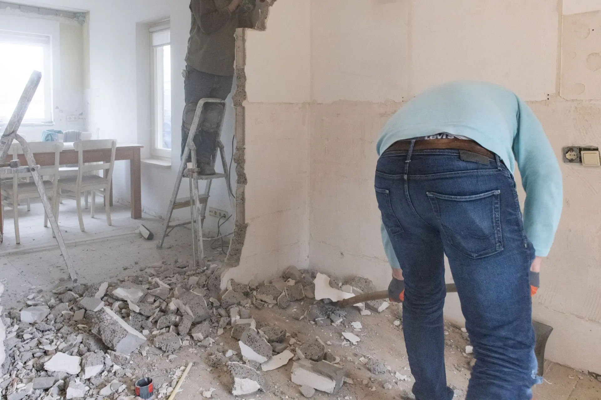 Bedrijf filmt hoe zijn 'zieke' monteur thuis aan het klussen is: terecht ontslagen