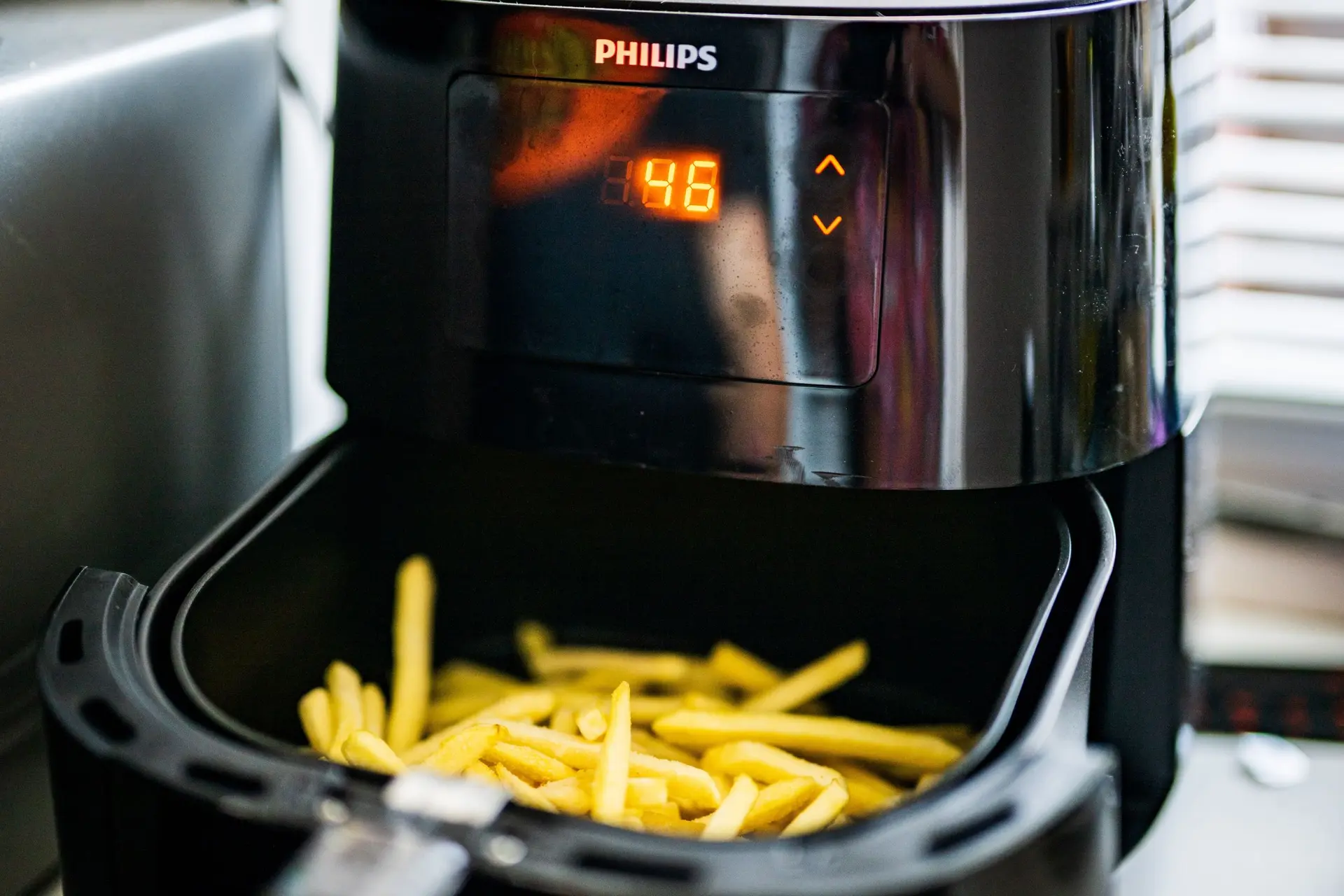 Izaak zet in de trein zijn airfryer aan: 'Ik had honger'