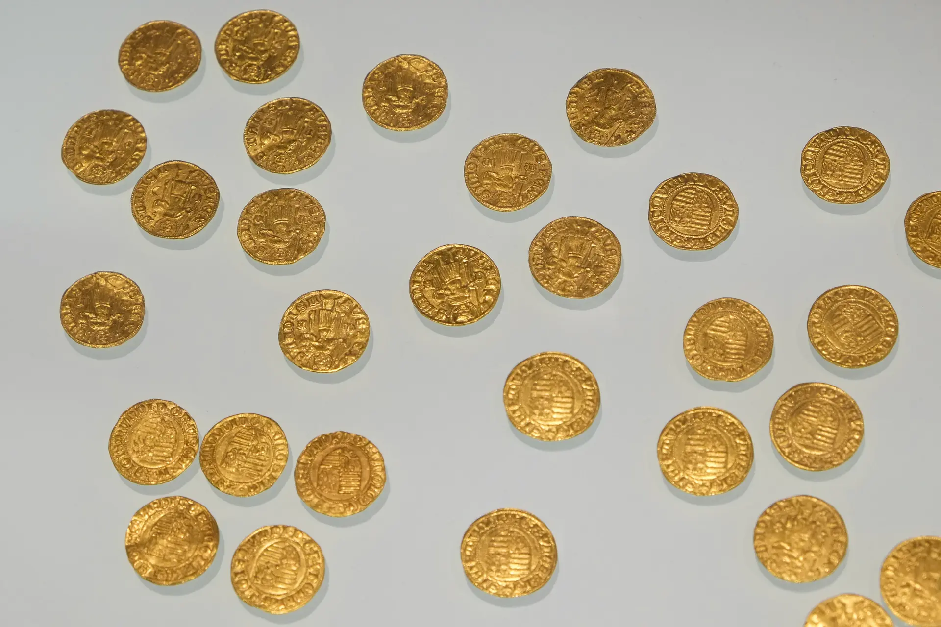 Stel vindt pot met goud onder keukenvloer: zo rijk zijn ze ervan geworden