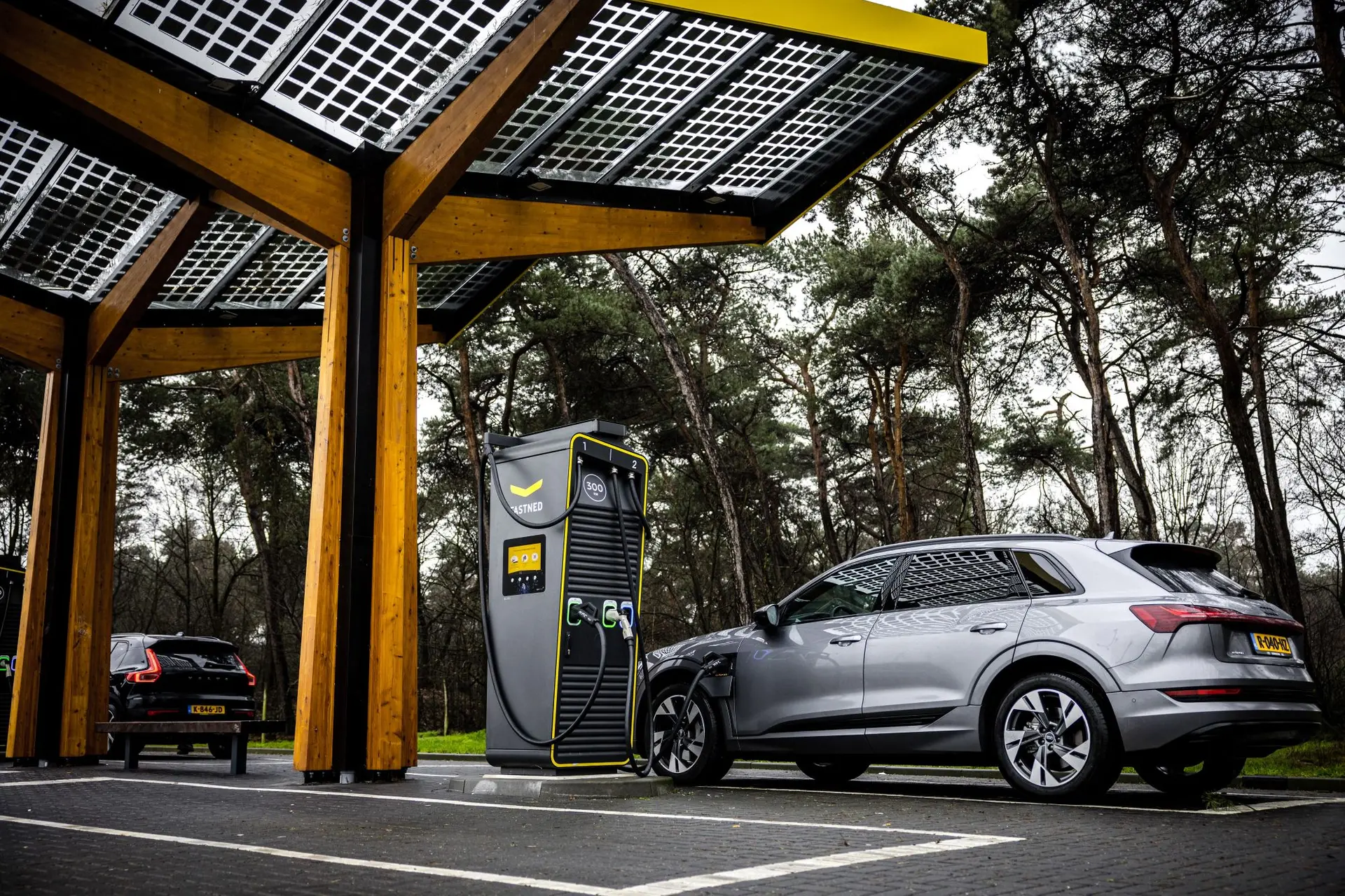 Autobranche luidt de noodklok: 'Stroomnet kan golf aan nieuwe e-cars en trucks niet aan'
