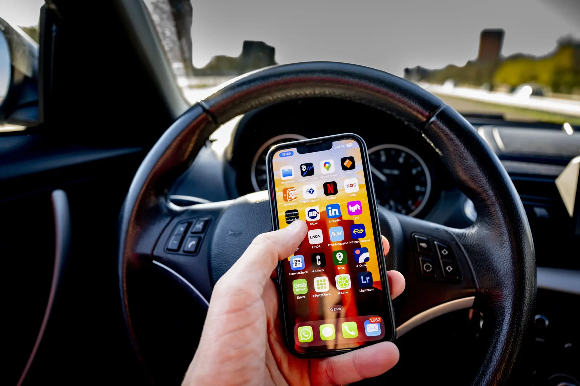 Waarom kunnen we de smartphone zo moeilijk loslaten in het verkeer?