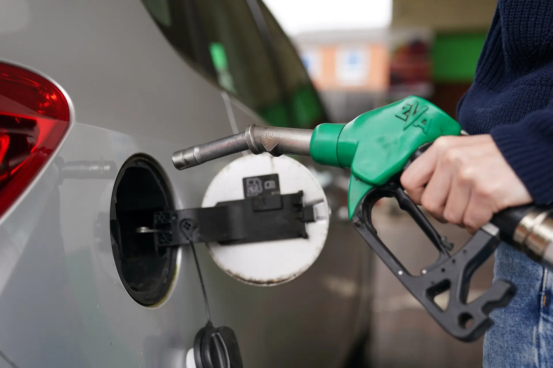 Kabinet maakt tanken stuk duurder: tot 32,5 cent erbij op een liter Euro95 (en dat is nog niet alles)