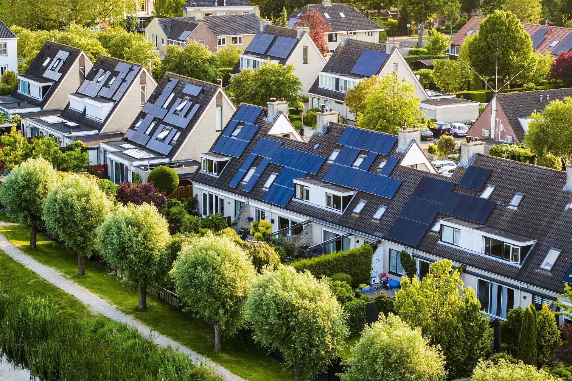 Waarom werken zonnepanelen minder goed op hete dagen, en hoeveel scheelt dat eigenlijk?