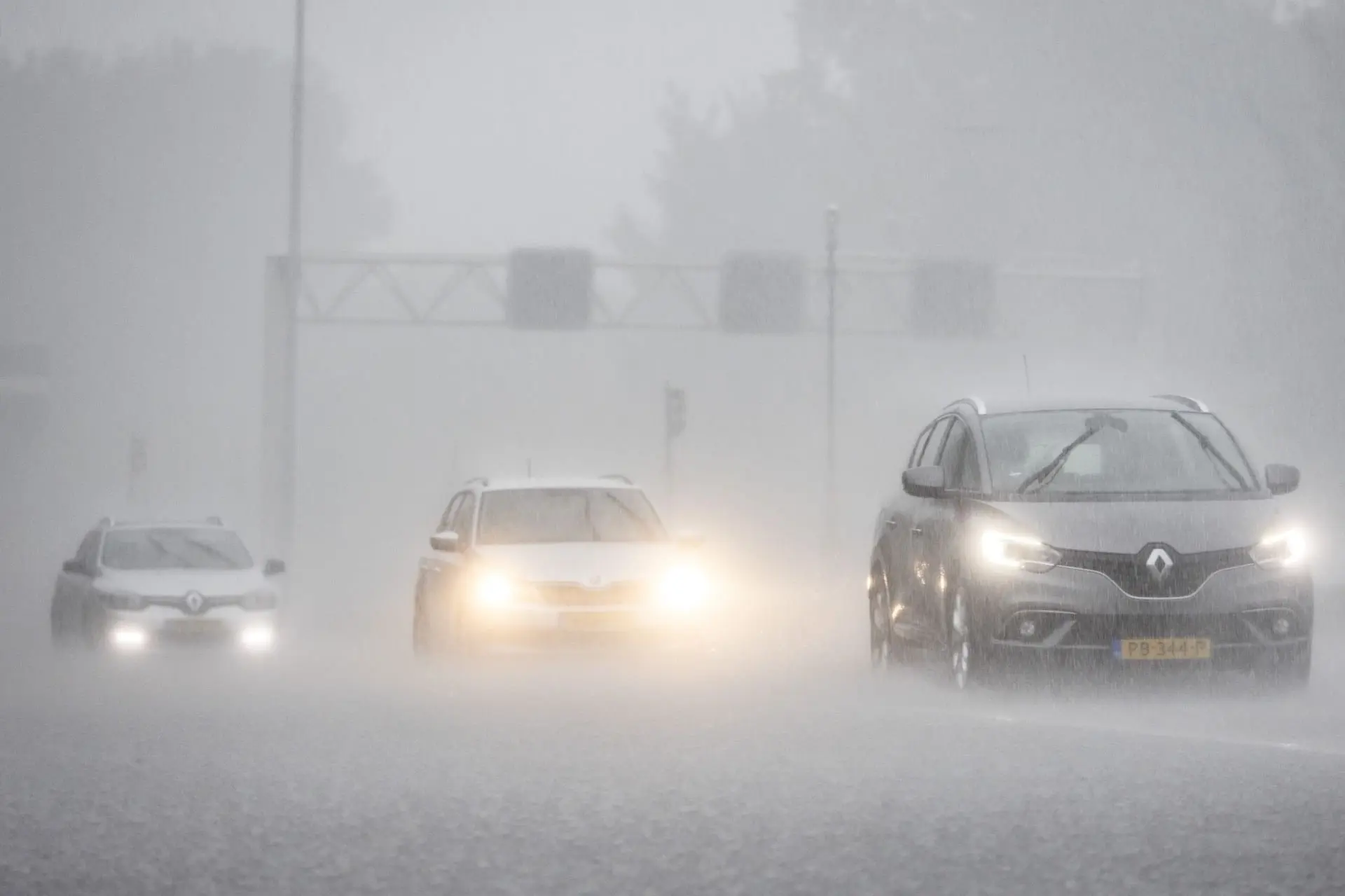 Mag je bij noodweer parkeren op de vluchtstrook?