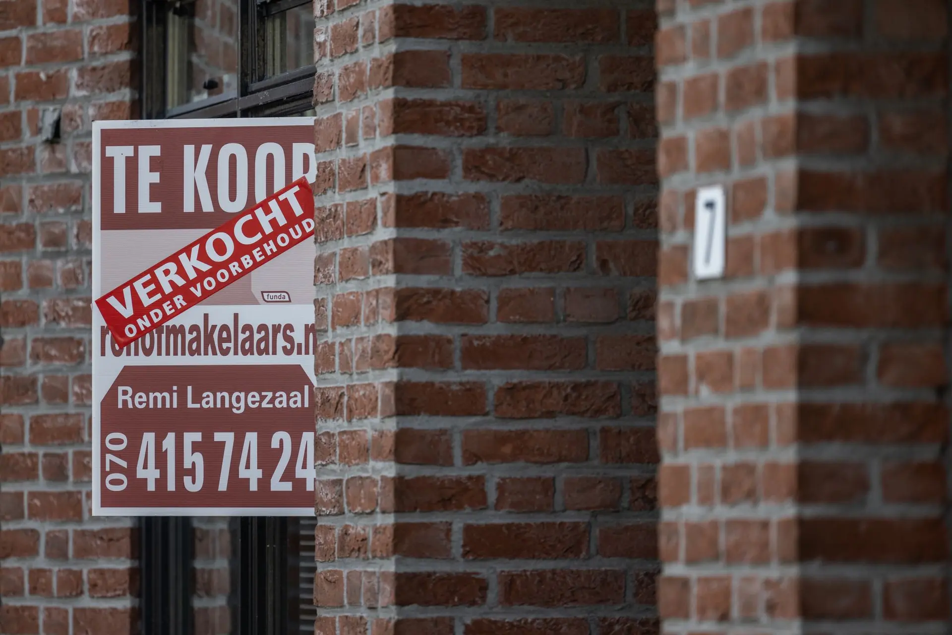 Makelaars doen aan verboden koppelverkoop: "Louche praktijken"