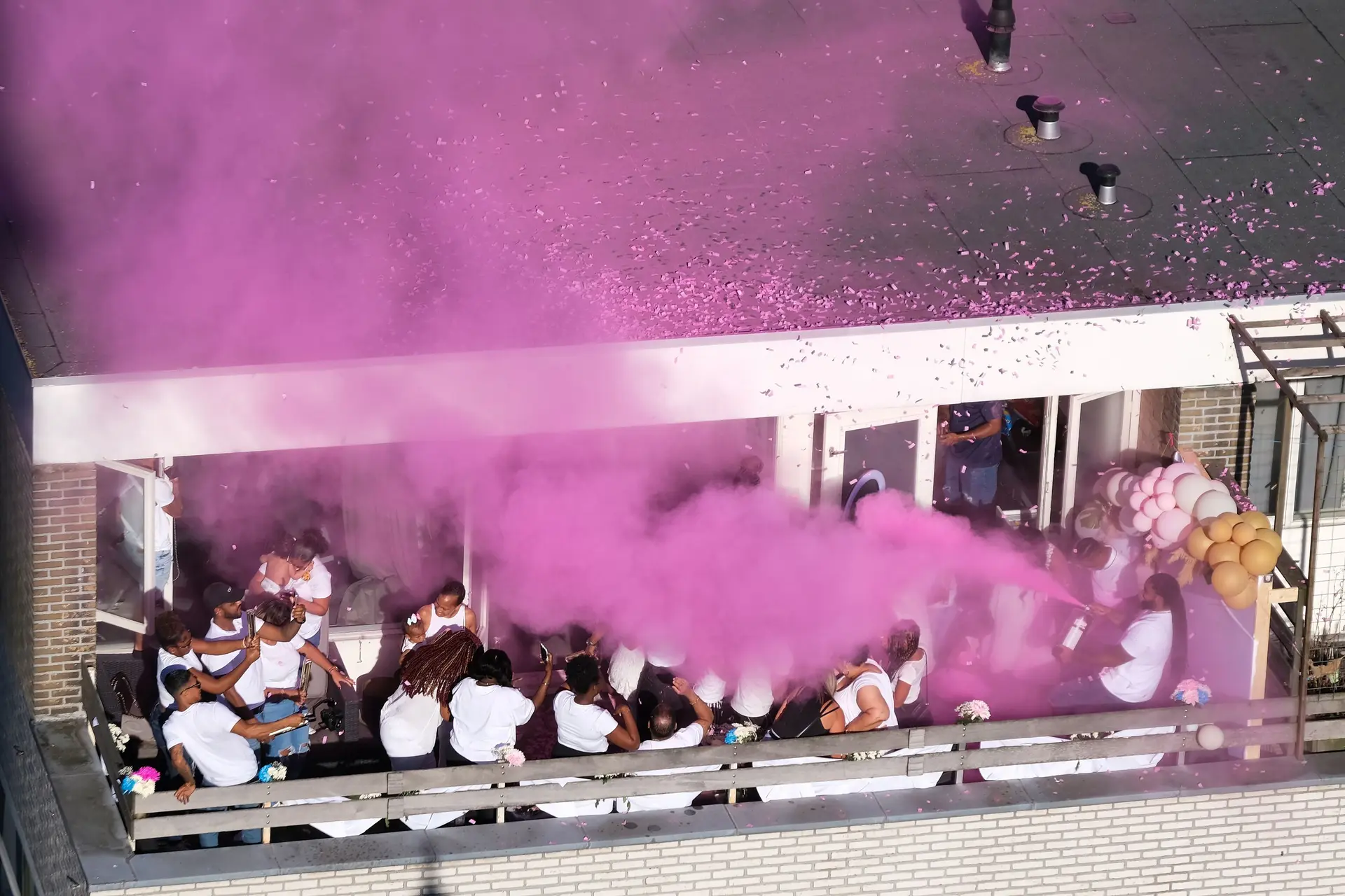 Dramatische beelden: Vliegtuigstunt op 'gender reveal party' gaat gruwelijk mis