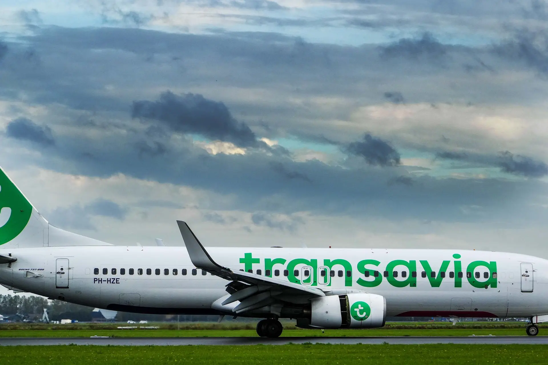 Stewardess meldt zich ziek om bruiloft te bezoeken. Transavia treedt hard op
