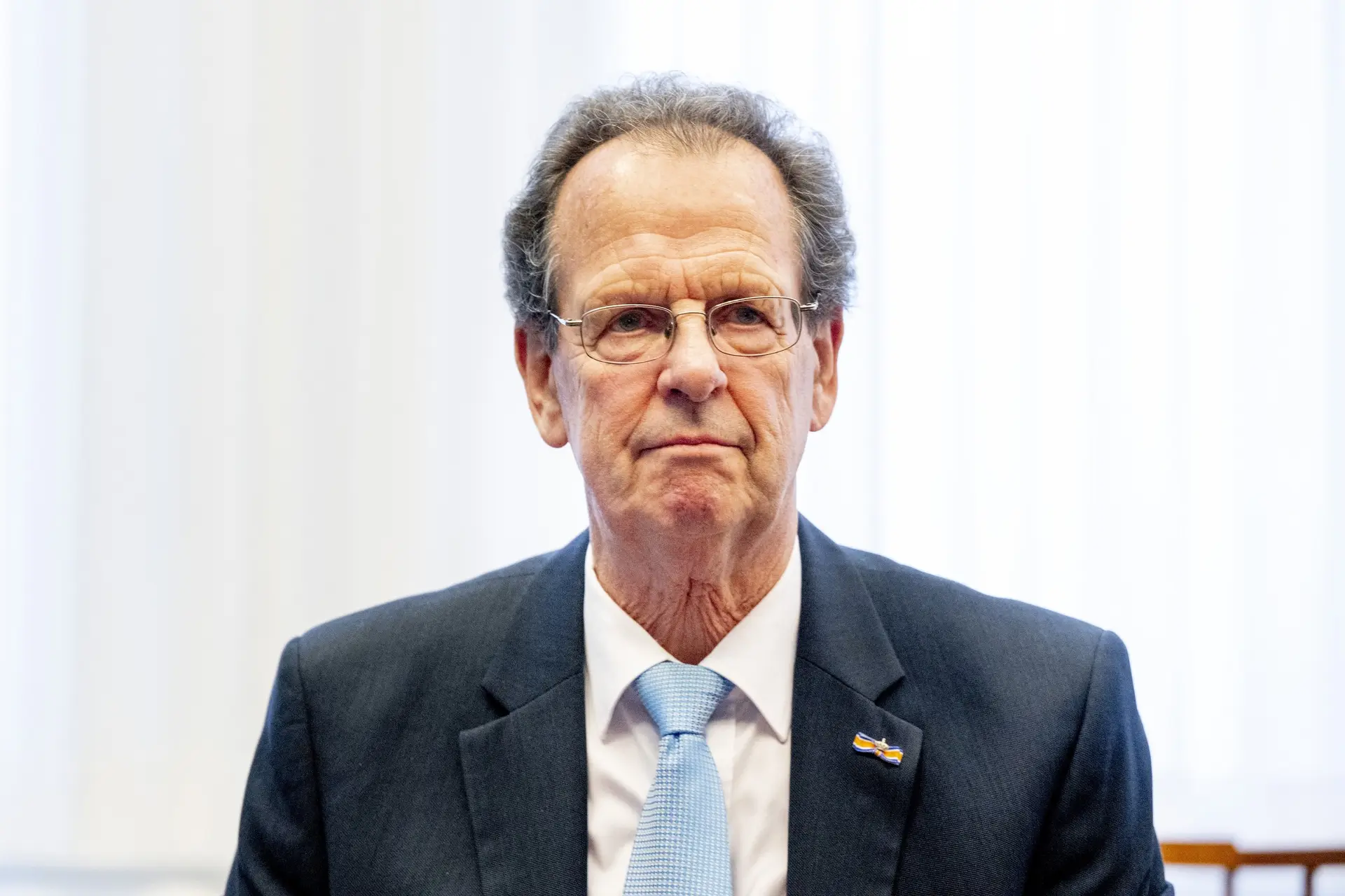 Hoe PVV-er Gom van Striem zijn werkgever oplichtte en er met 2 miljoen van doorging