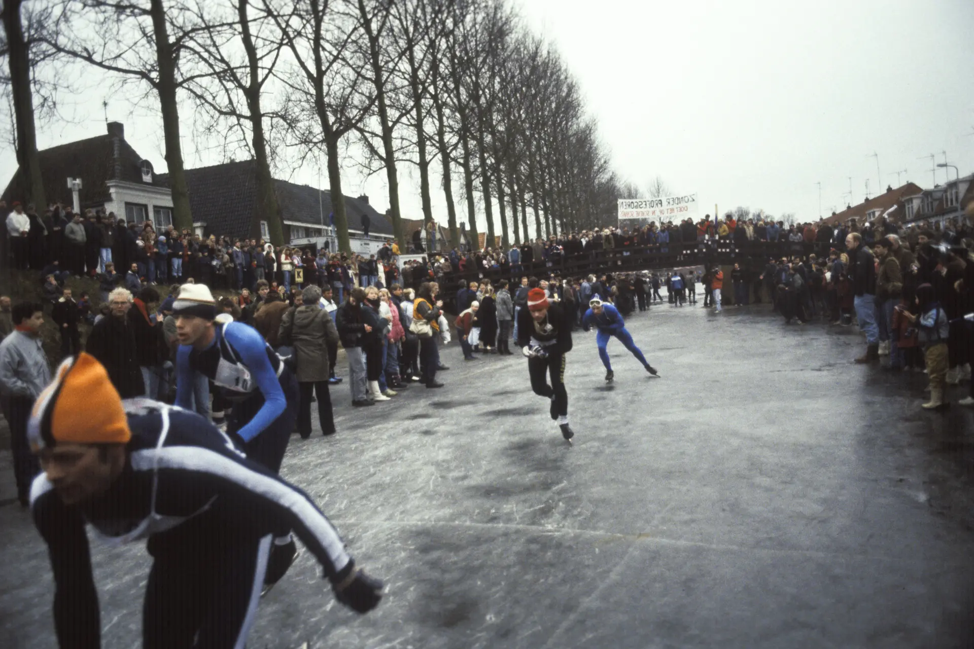 Nederland in de diepvries van 1985: ijsbrekers op het IJsselmeer, politie op ski's en een auto op schaatsen