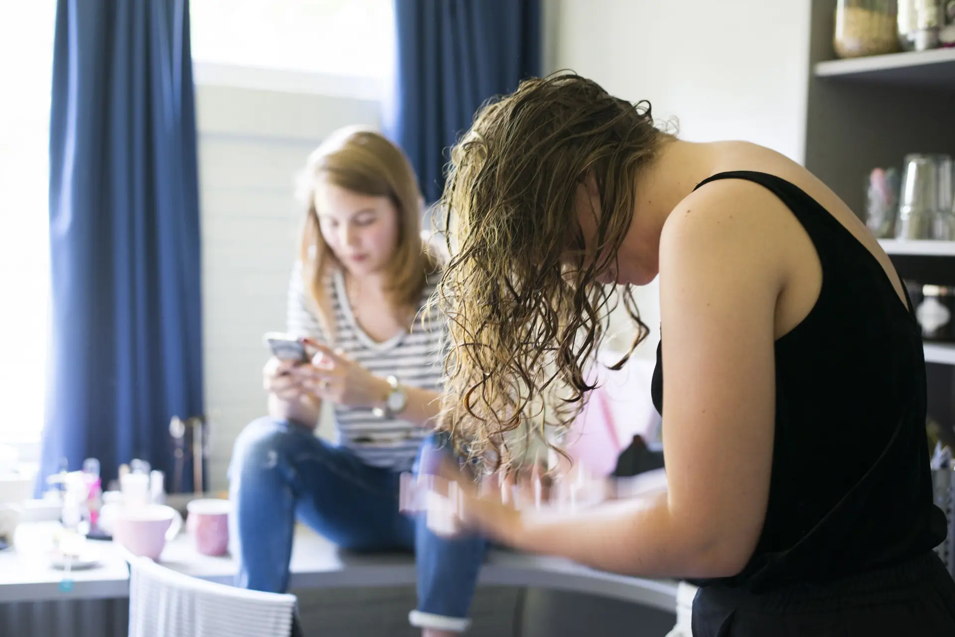 Gebruik geen katoenen handdoek of T-shirt, maar dit superabsorberende materiaal om je haar te drogen