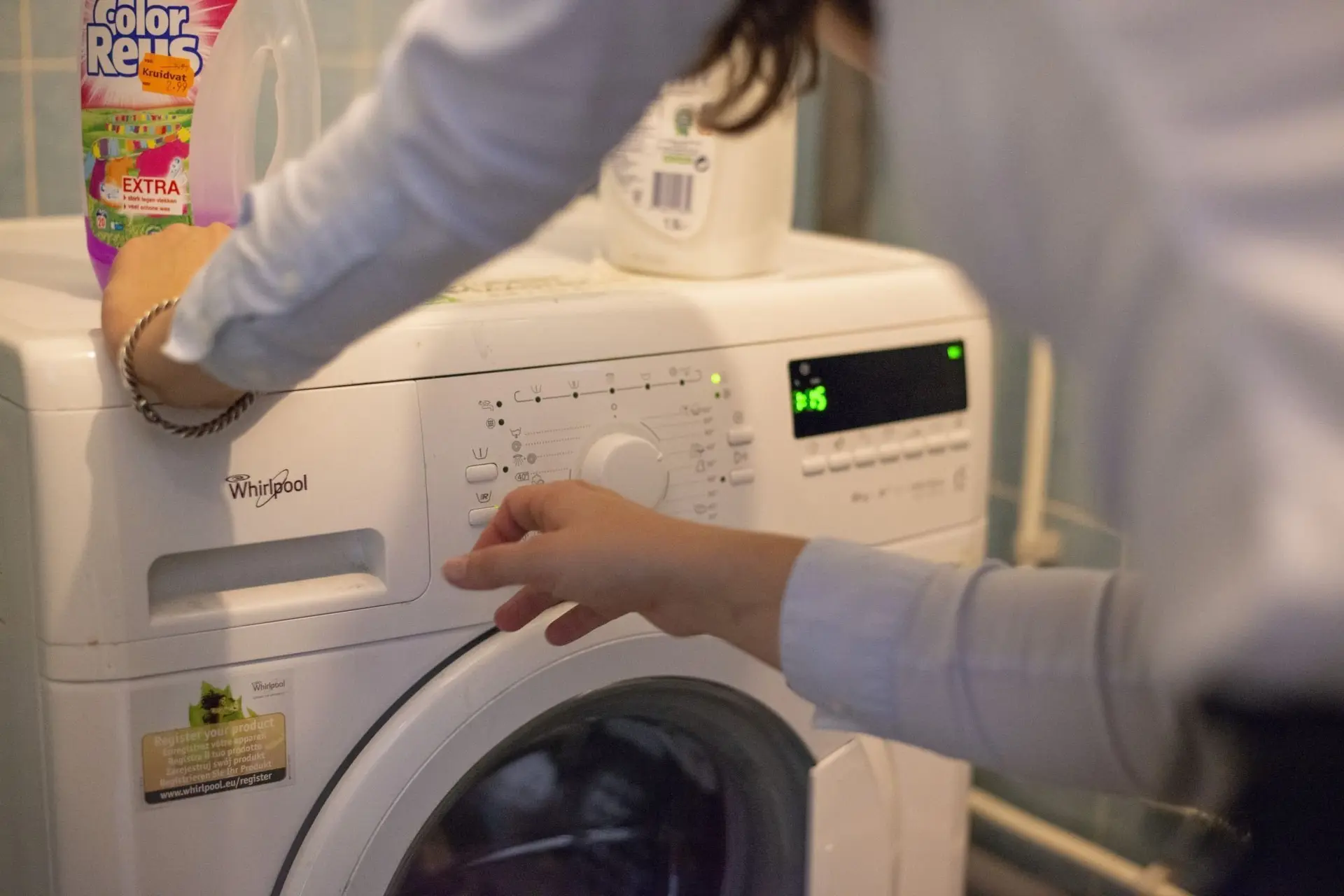 Waarvoor is dat kleine klepje onderaan de wasmachine?