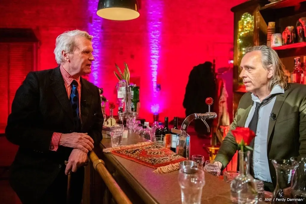 Columnist Marcel van Roosmalen ontvangt NSB-vlag