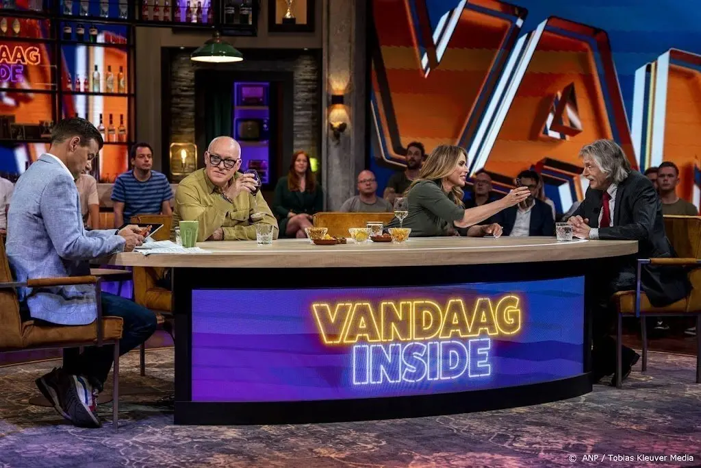 Derksen, Genee en Van der Gijp tekenen nieuw contract live op tv