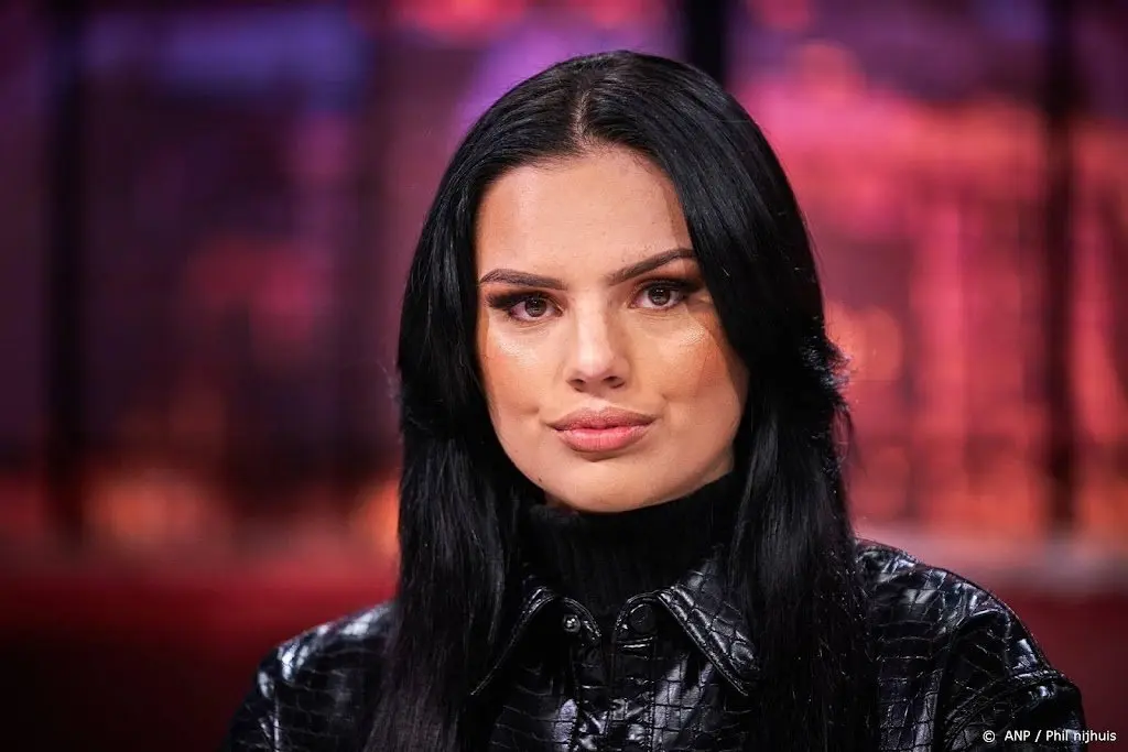 Famke Louise gaat kind genderneutraal opvoeden