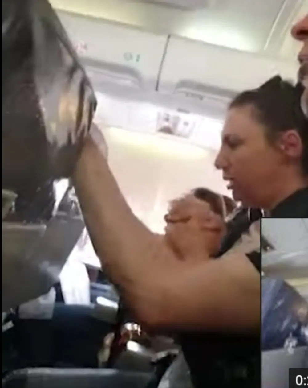 Video: Stewardess klapt  met karretje  door extreme turbulentie tegen vliegtuigplafond