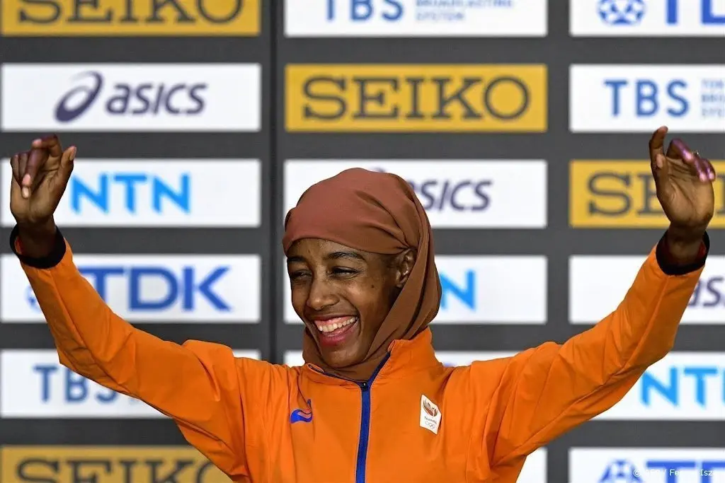 Sifan Hassan wint na solo marathon van Chicago in tweede tijd ooit
