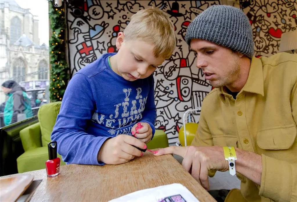 Heel Nederland lakt nagels met zieke Tijn