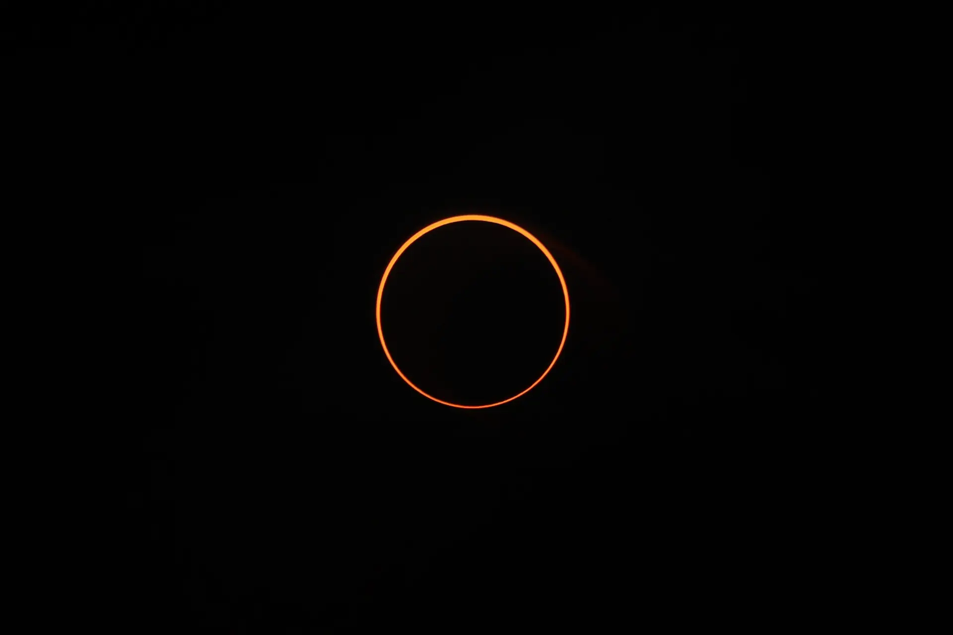 Beelden van bijzondere zonsverduistering in Azië
