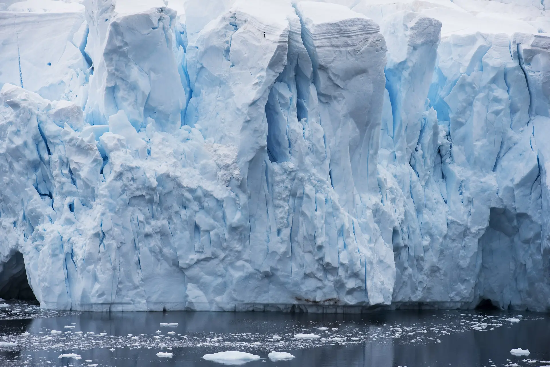 Gigantische ijsberg afgescheurd van Antarctica