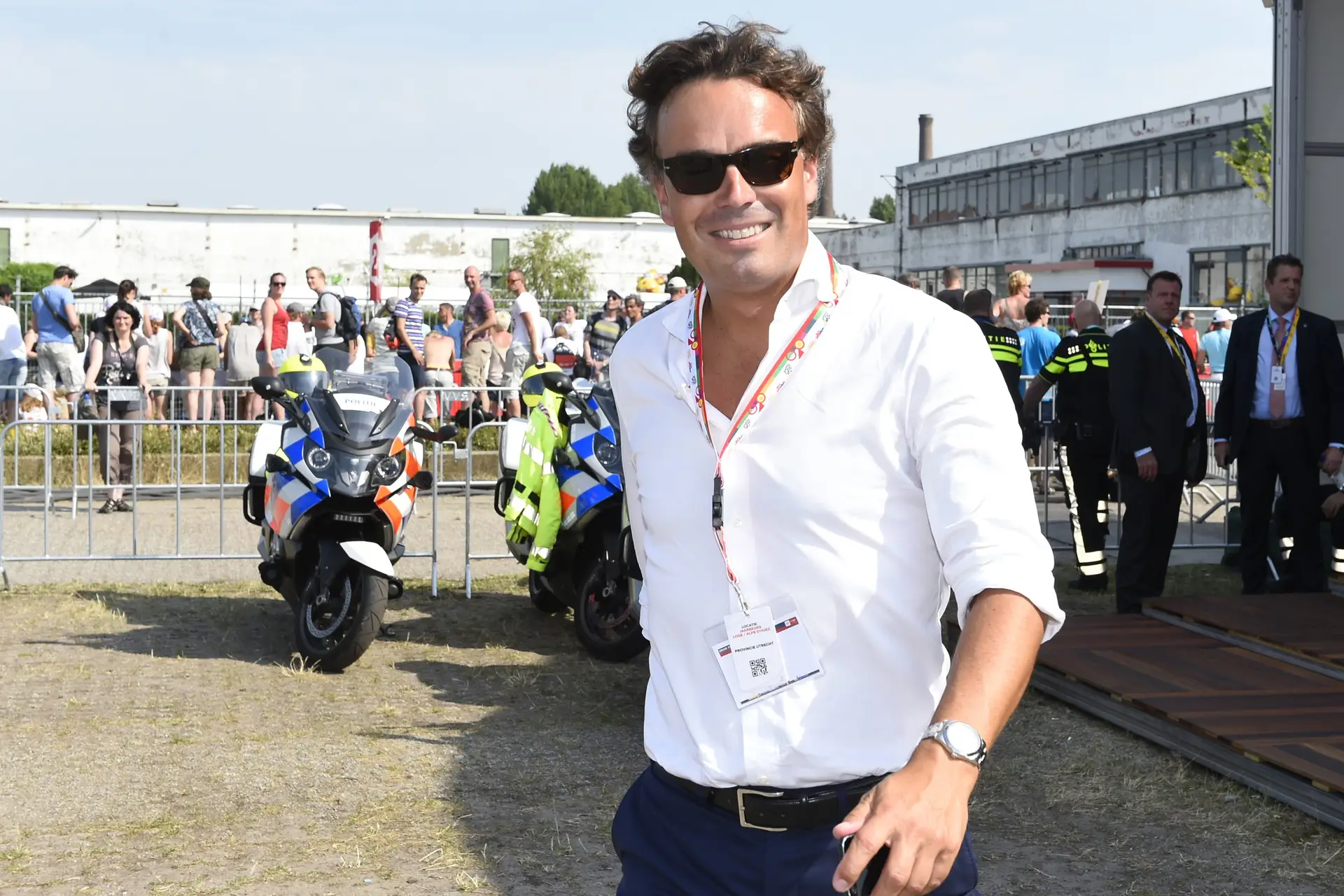 Camiel Eurlings heeft weer werk 'omdat hij een hele mooie man is'.