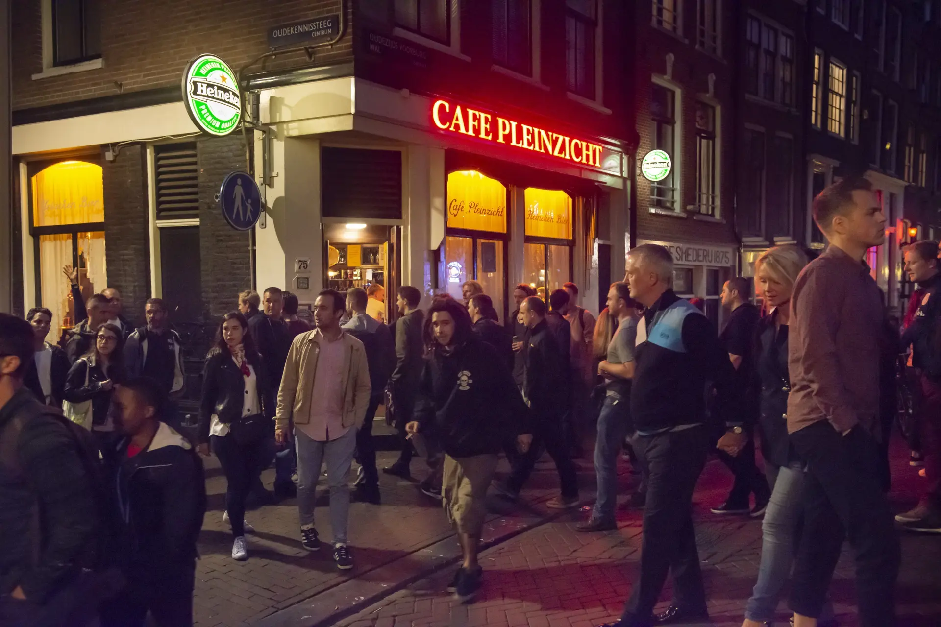 Burgemeester Halsema overweegt de Wallen te sluiten