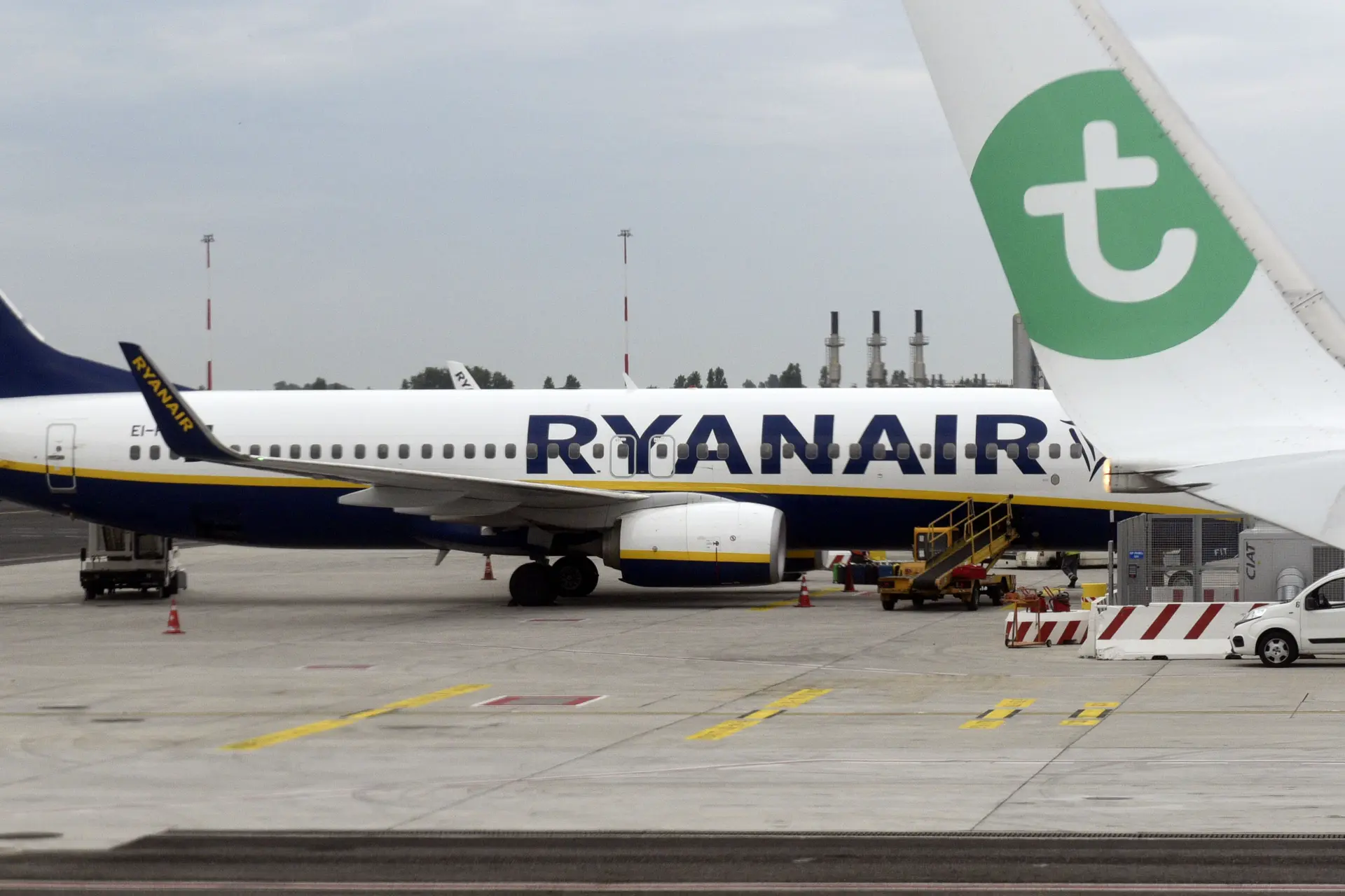 Kabinet: minder goedkope vakantievluchten van Schiphol