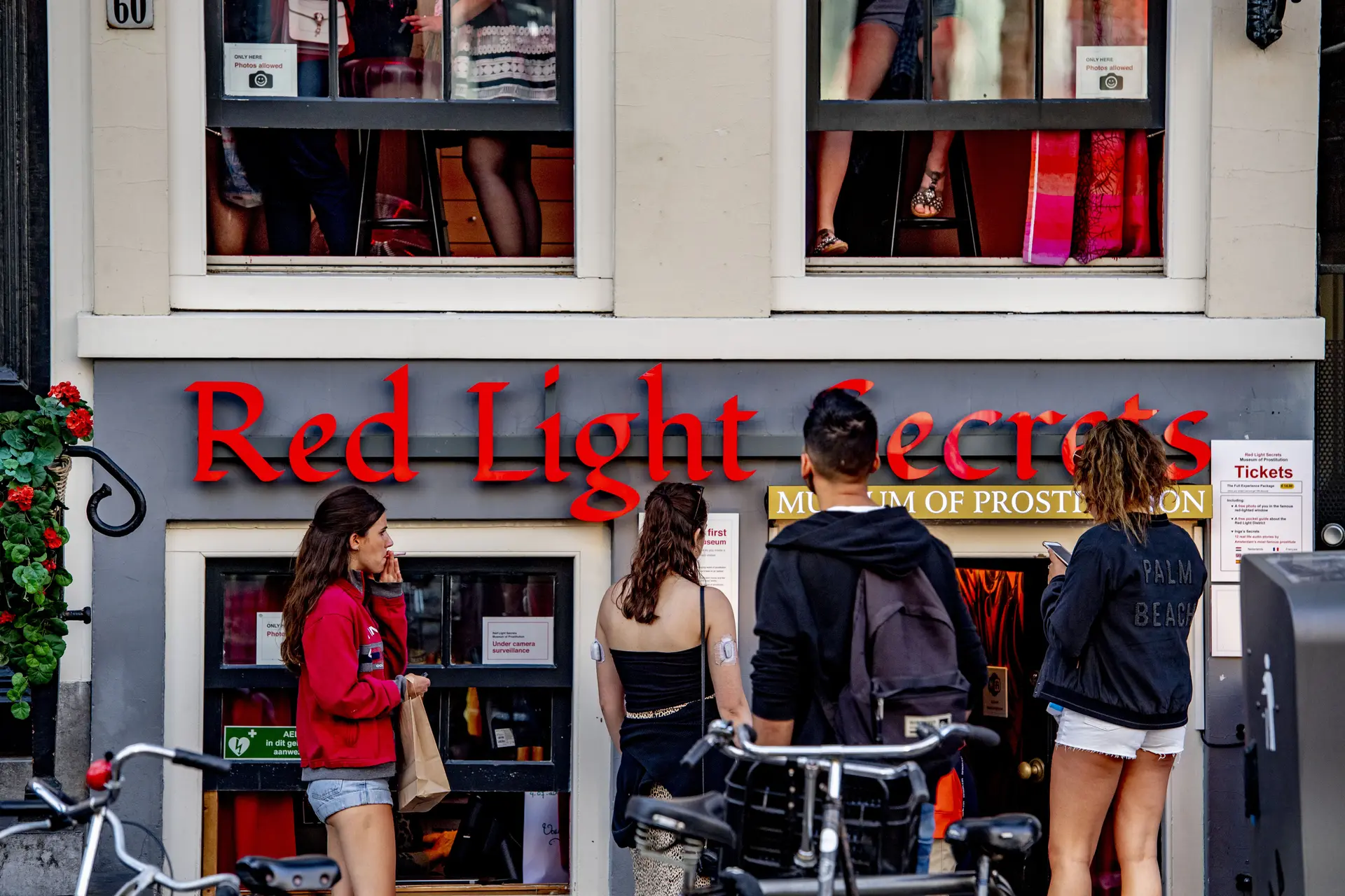De wallen mogen niet meer 'red light district' heten