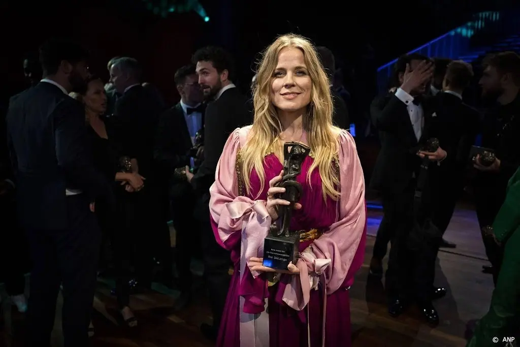 Ilse DeLange zou haar 20-jarige zelf adviseren opener te zijn