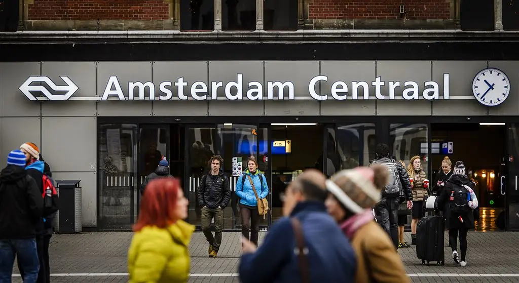 incident met auto op stationsplein amsterdam1497122917