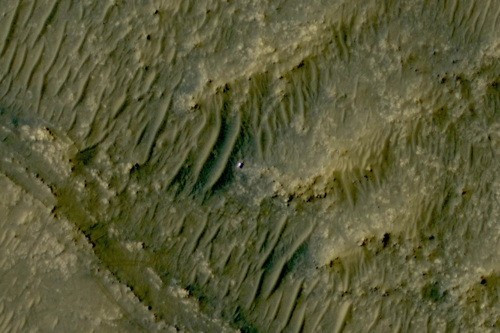 Nieuwe satellietfoto toont piepkleine Perseverance in het grote niets van Mars