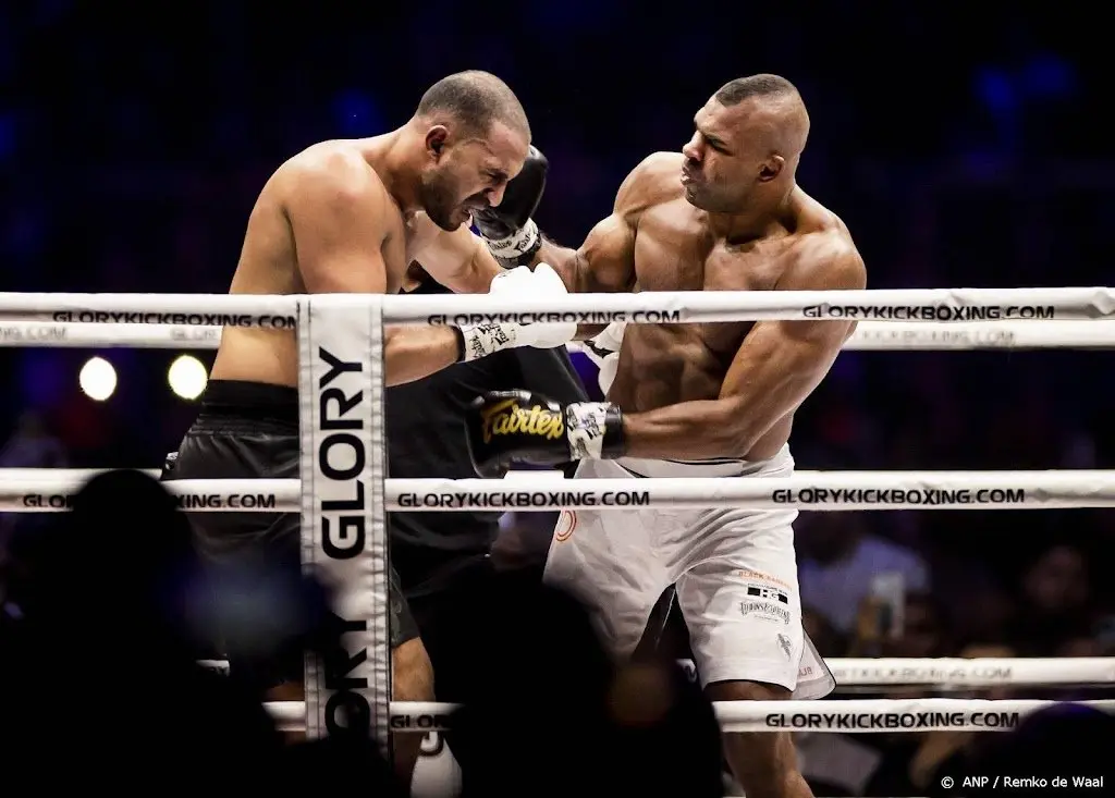 Badr Hari verliest van Overeem en speculeert over afscheid