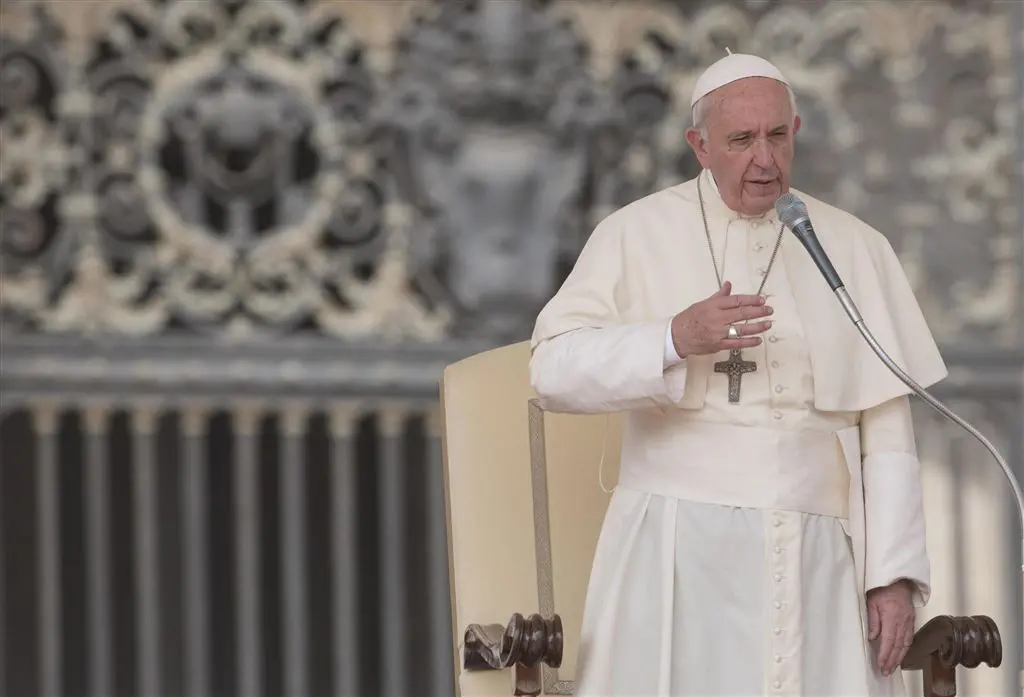 Paus komt met grote schoonmaak Vaticaan