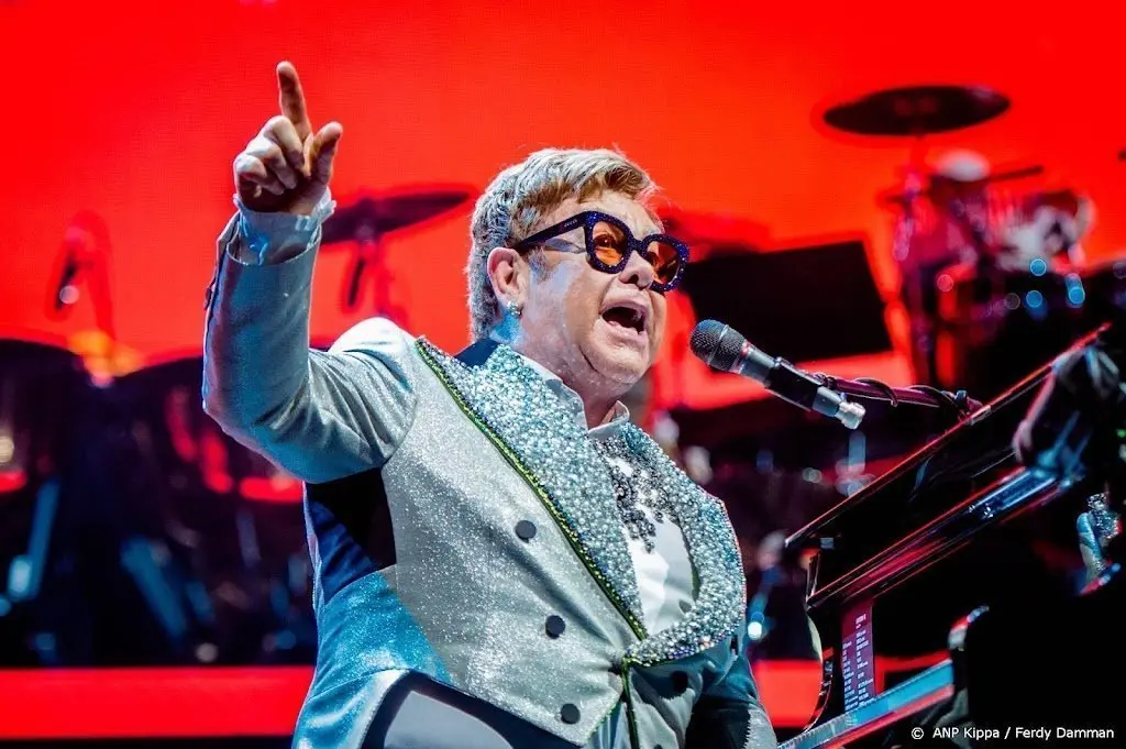Privévliegtuig Elton John maakt noodlanding vanwege slecht weer