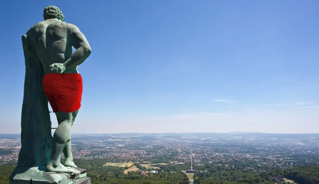 150 jaar oud beeld krijgt zwembroek vanwege Facebook