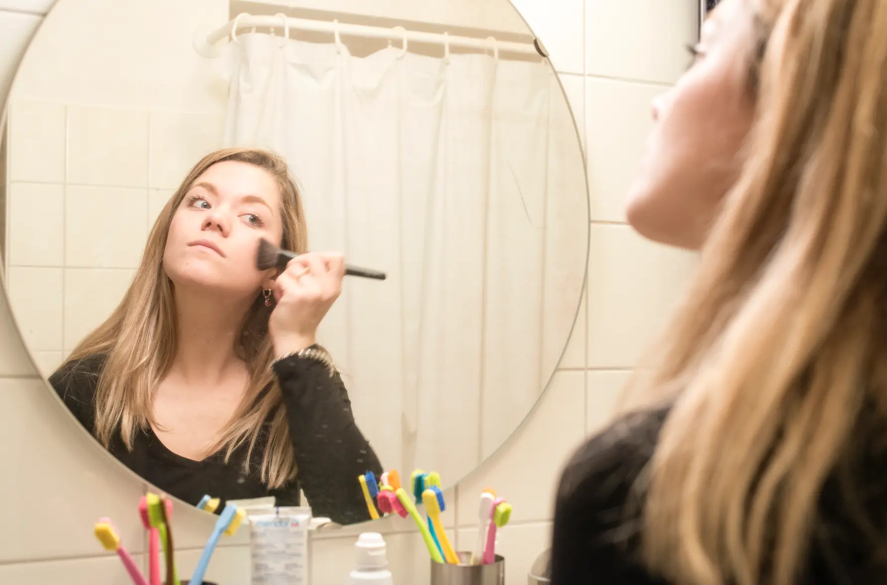 Make up bij tieners kan heel schadelijk zijn