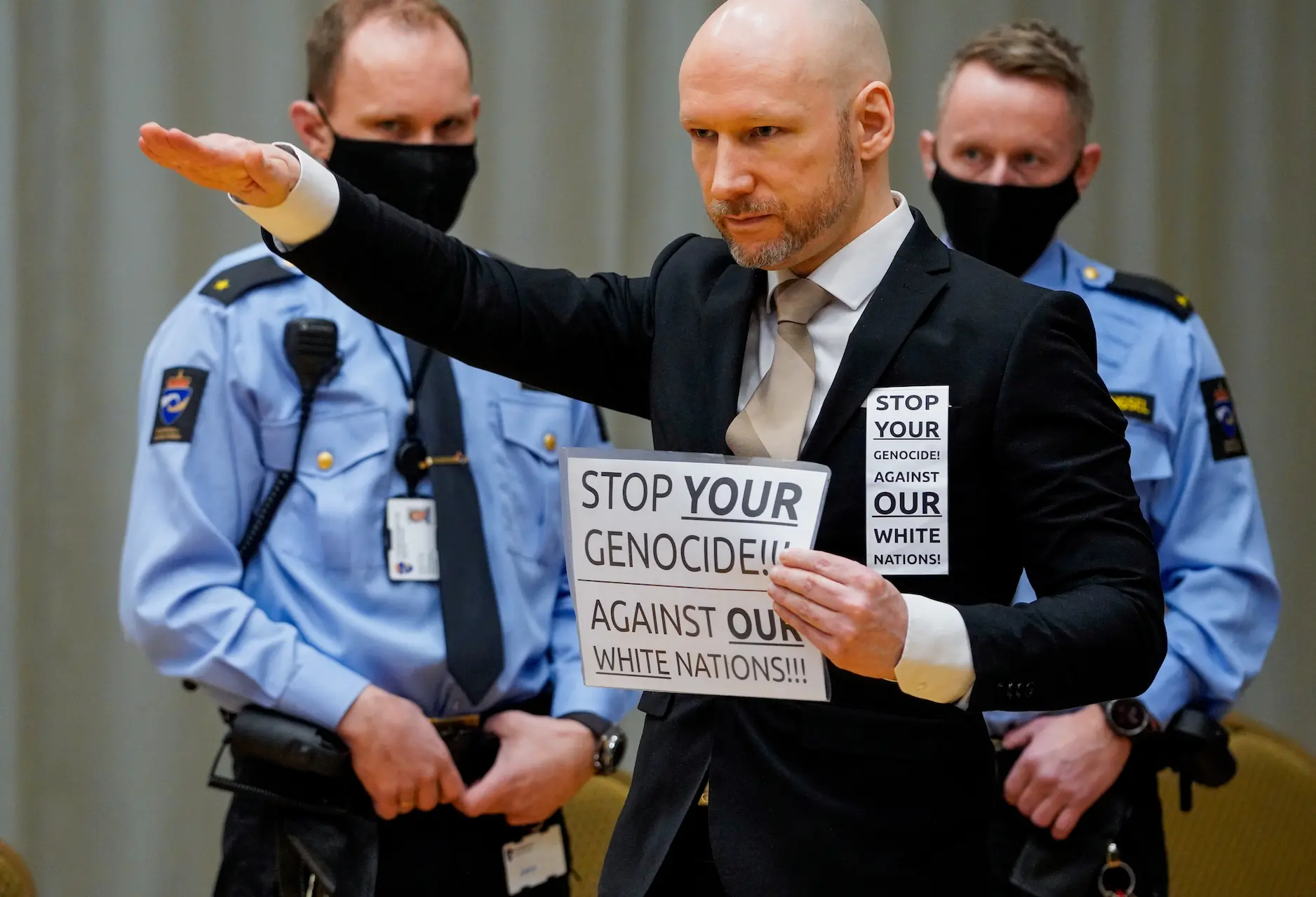 Breivik begroet de rechtbank met de Nazi-groet