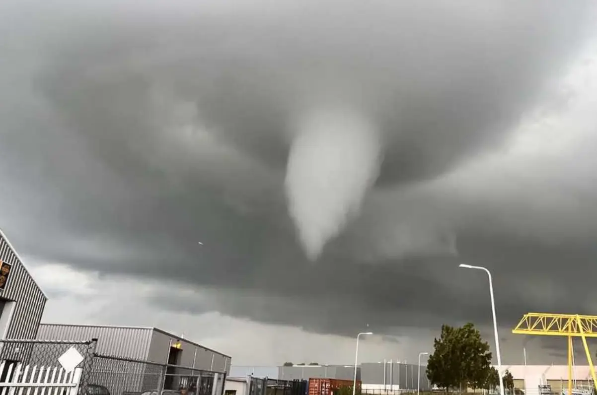 Veel huizen onbewoonbaar door windhoos Zierikzee